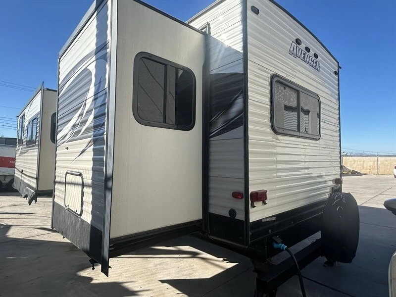 2016 - Image 10 of 21