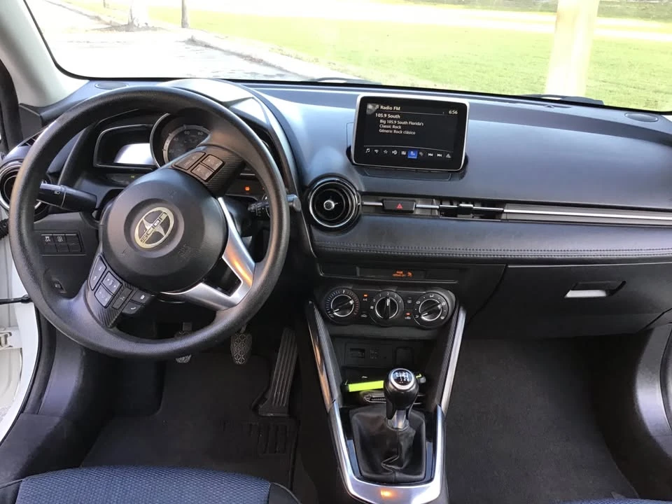 2016 Toyota Yaris - Image 9 of 11