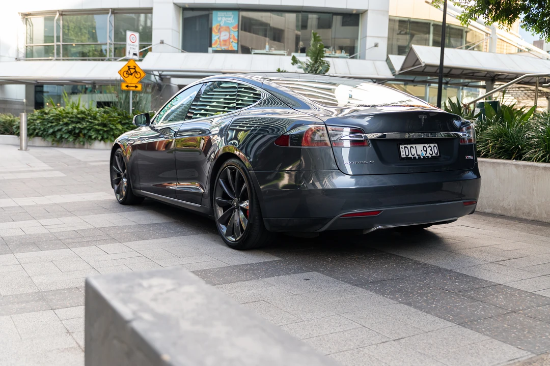 2016 Tesla Model S - Image 8 of 31