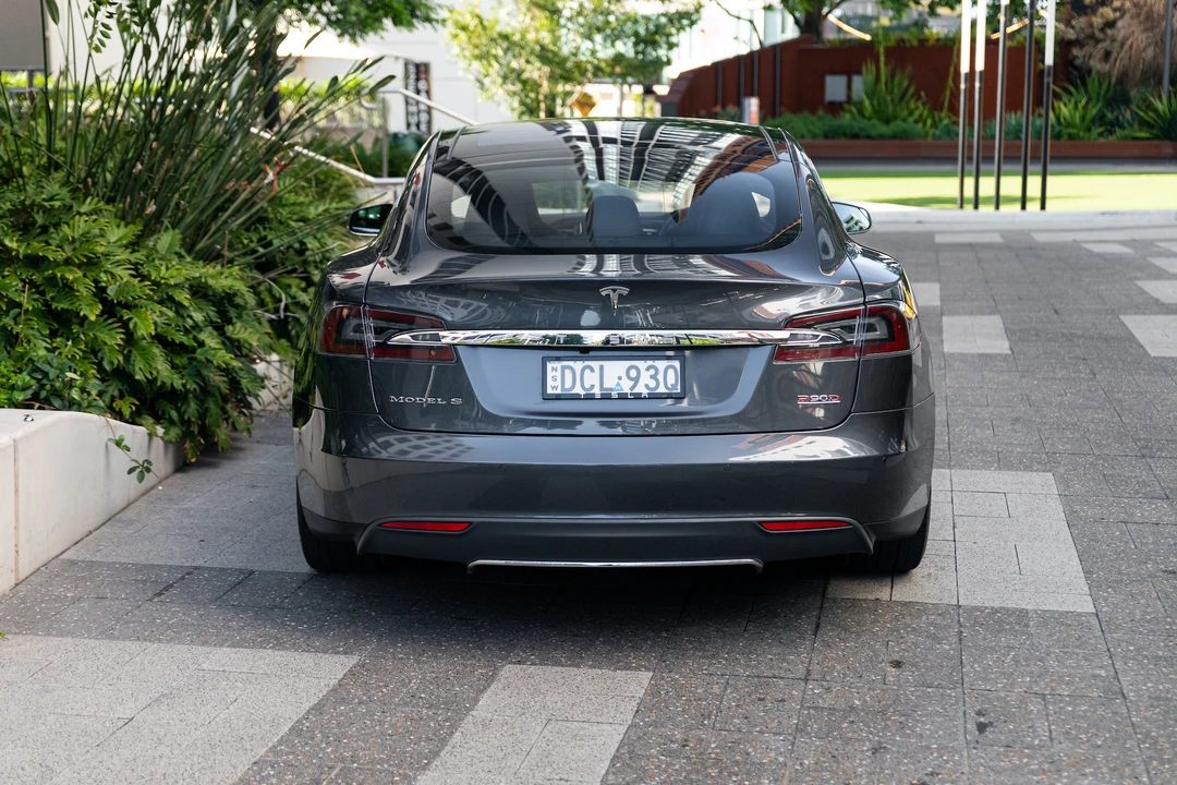 2016 Tesla Model S - Image 7 of 31