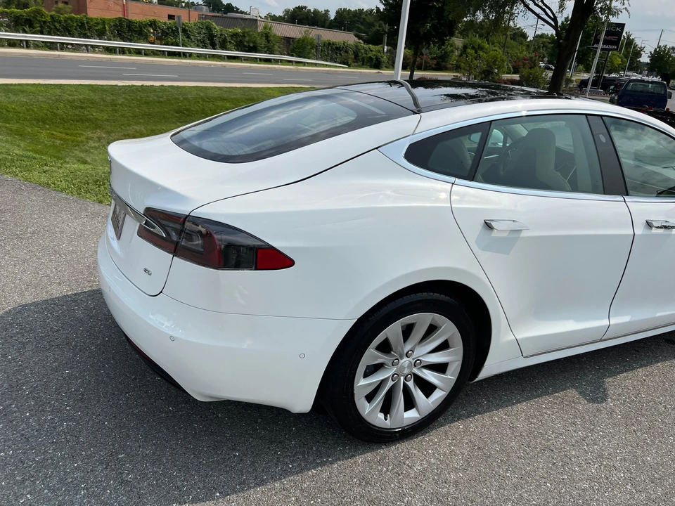 2016 Tesla Model S - Image 25 of 31