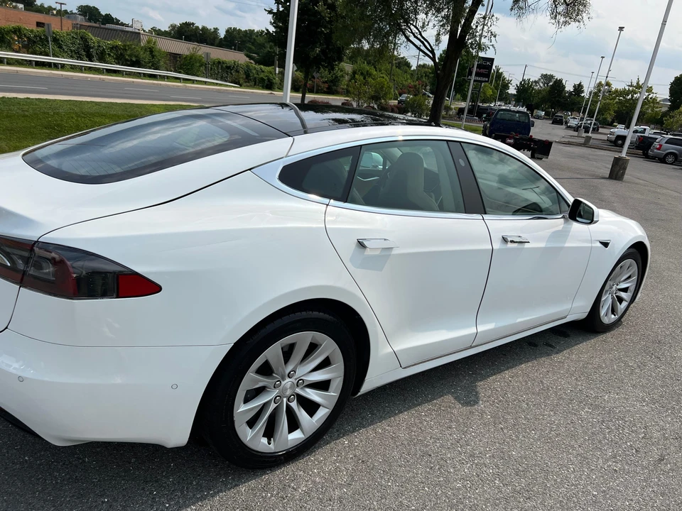 2016 Tesla Model S - Image 29 of 31