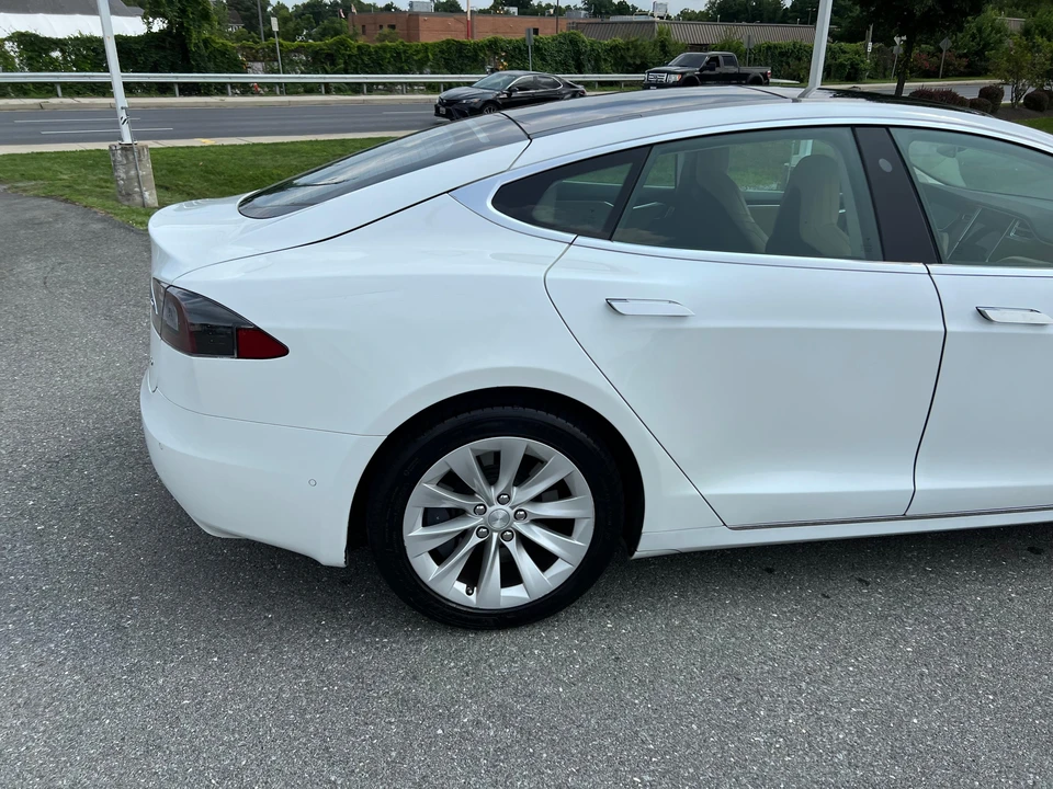 2016 Tesla Model S - Image 26 of 31