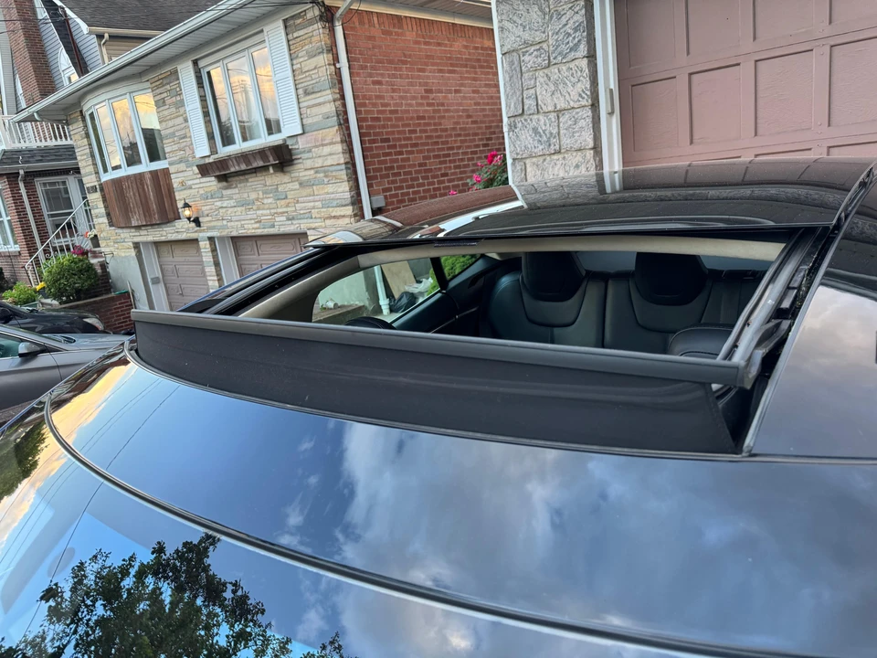 2016 Tesla Model S - Image 19 of 31