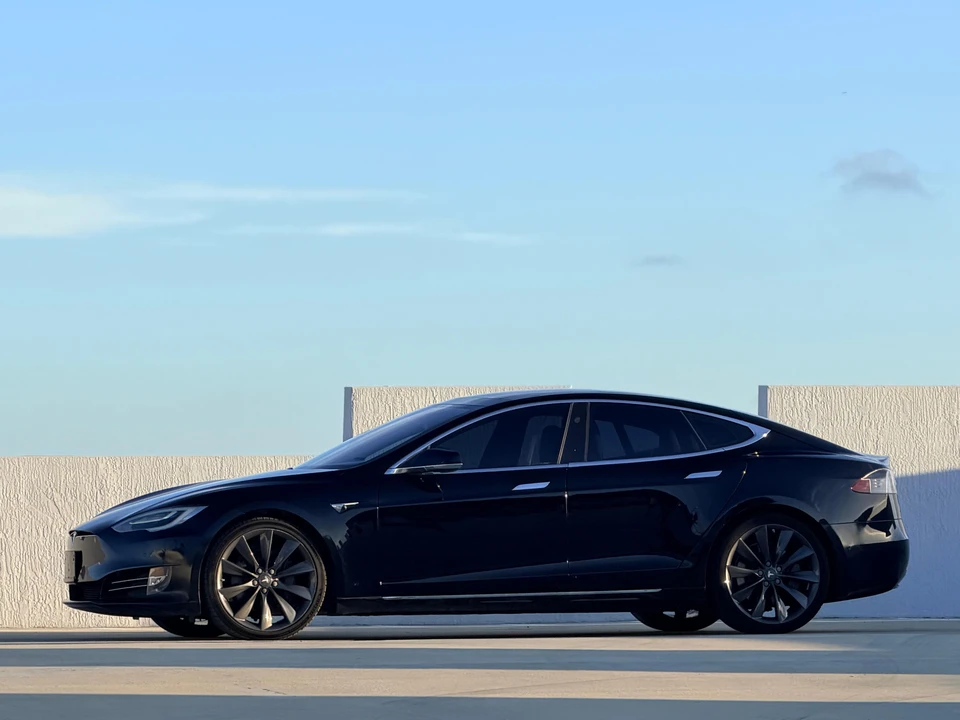 2016 Tesla Model S - Image 25 of 31