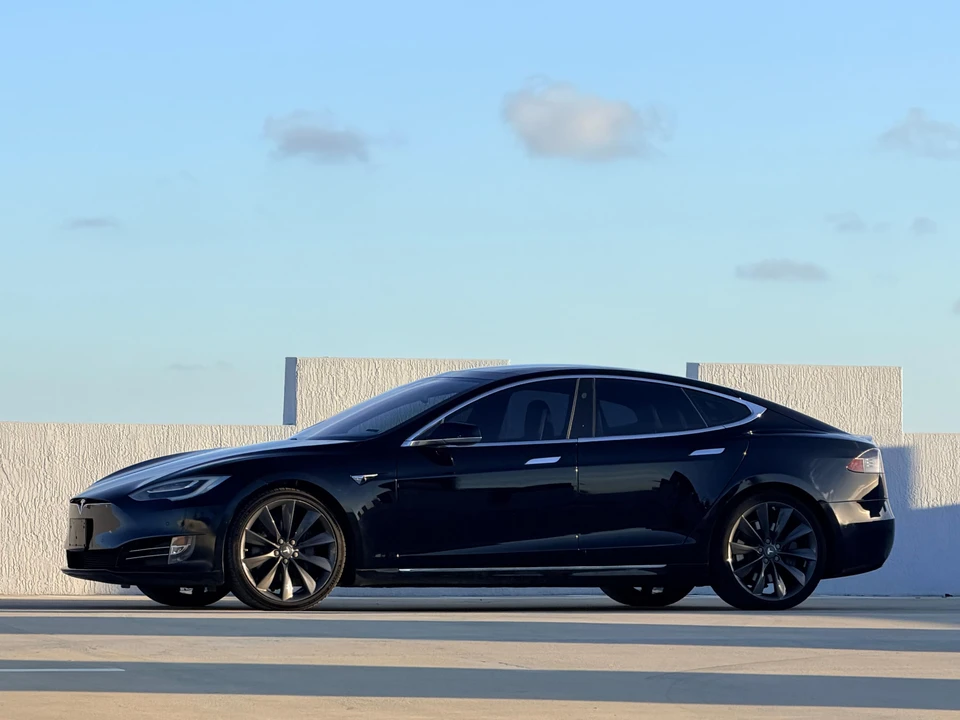 2016 Tesla Model S - Image 24 of 31