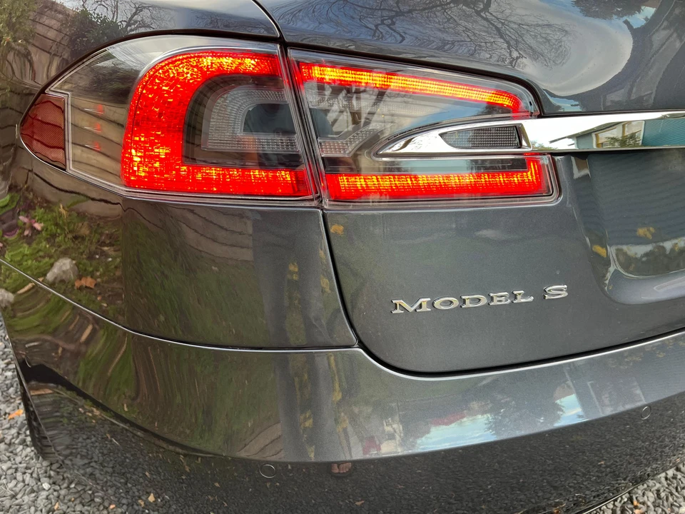2016 Tesla Model S - Image 24 of 31
