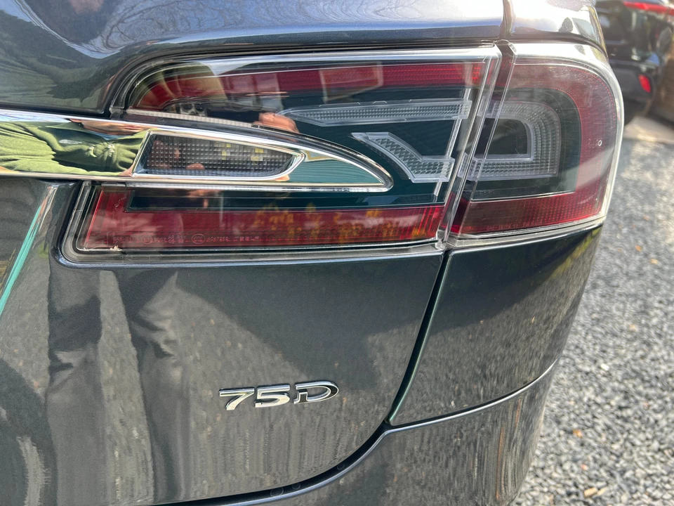 2016 Tesla Model S - Image 28 of 31