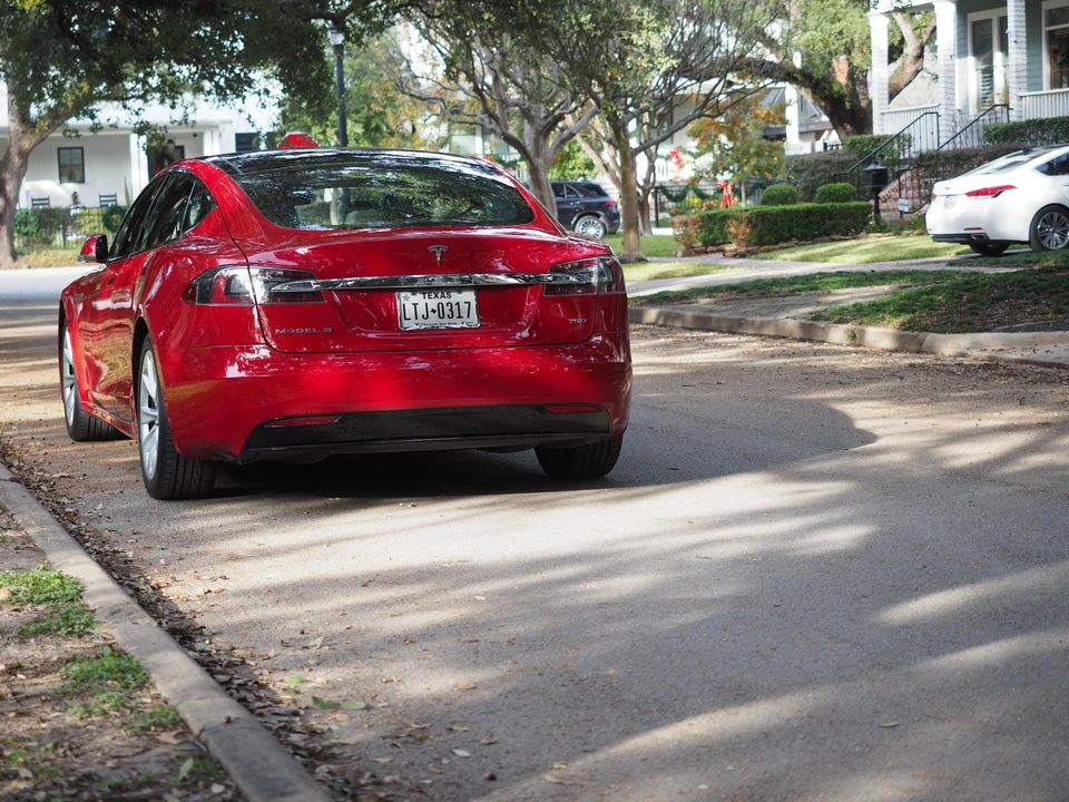 2016 Tesla Model S - Image 18 of 31