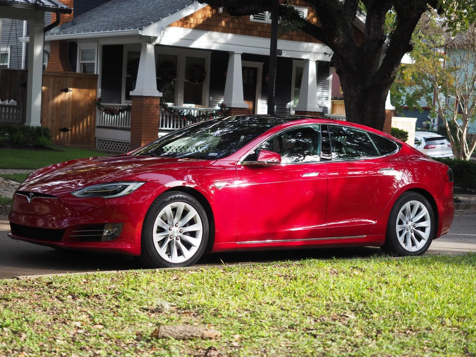 2016 Tesla Model S - Image 14 of 31