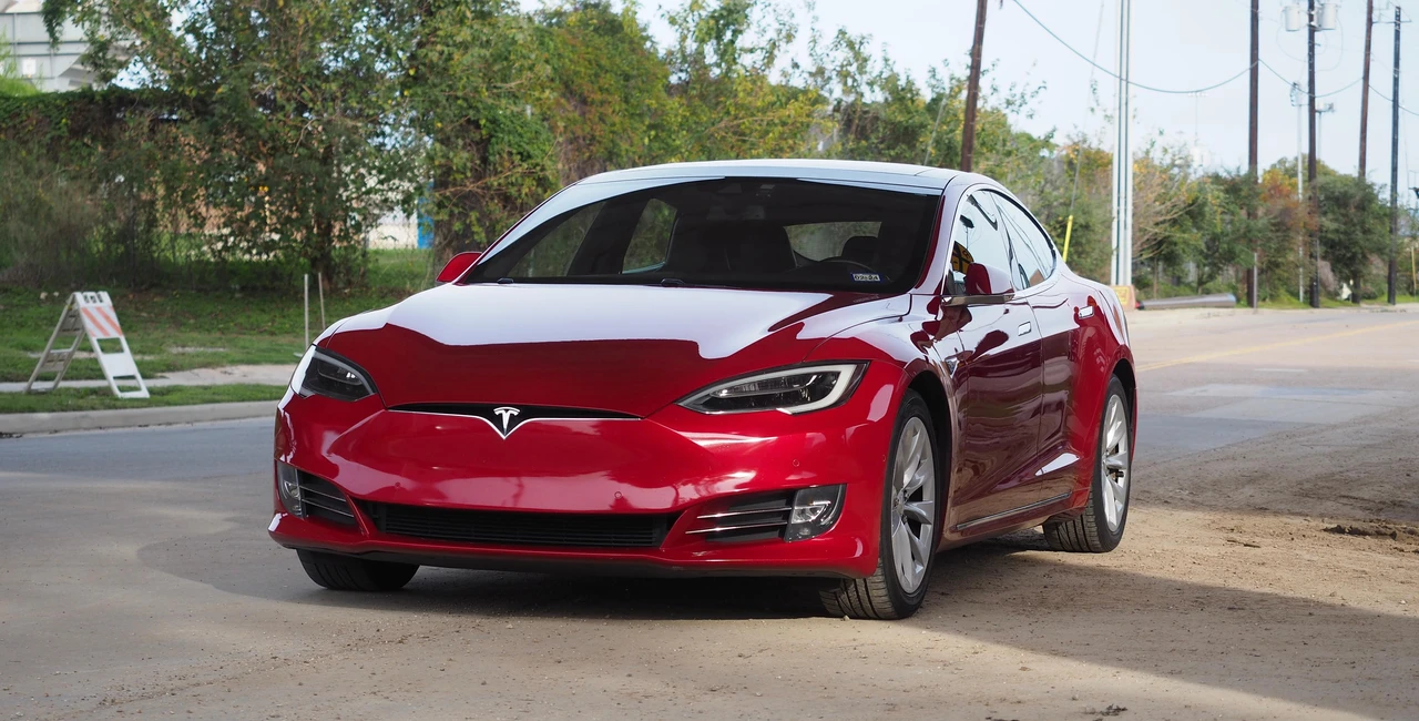 2016 Tesla Model S - Image 10 of 31