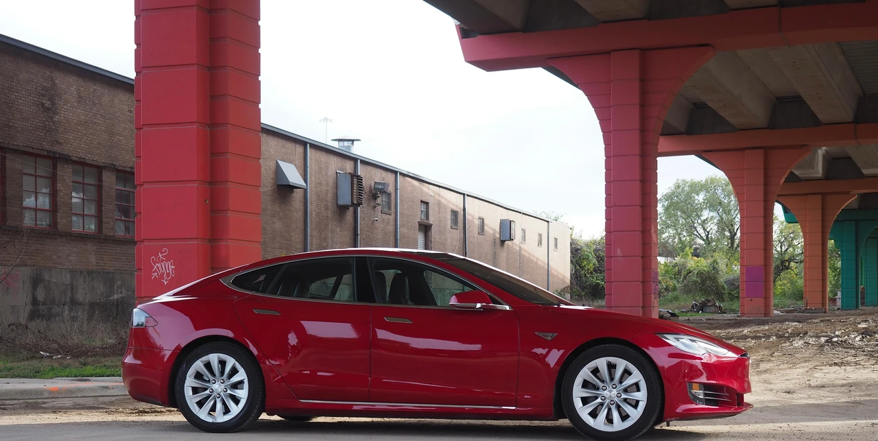 2016 Tesla Model S - Image 27 of 31