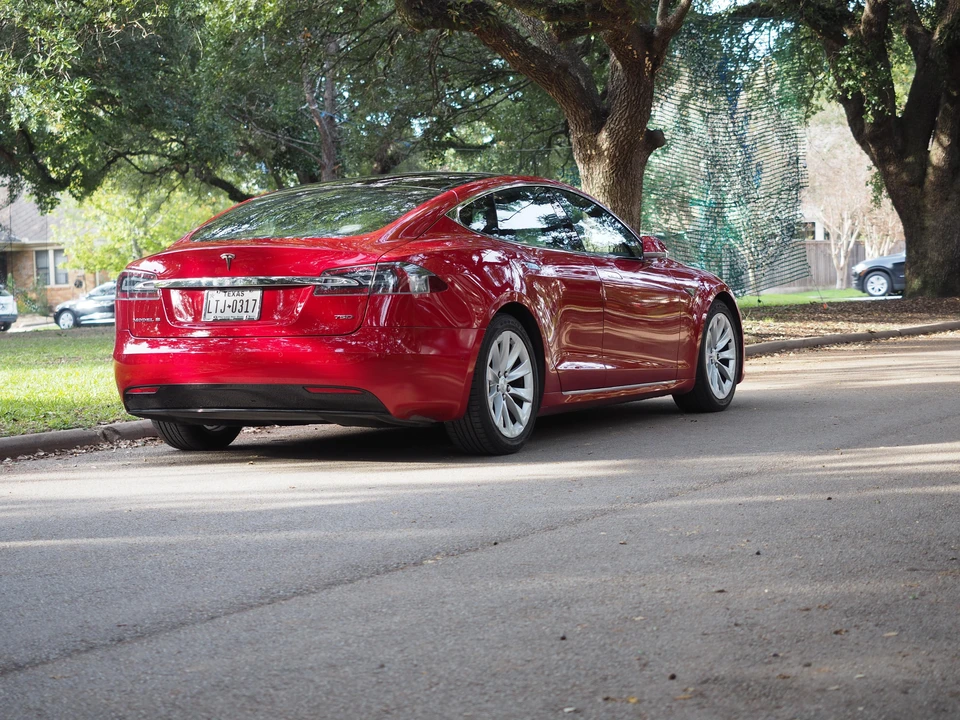 2016 Tesla Model S - Image 23 of 31