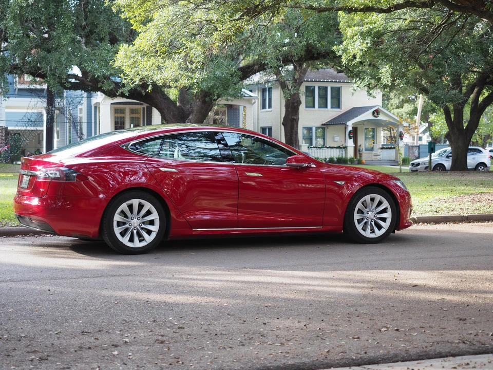 2016 Tesla Model S - Image 25 of 31