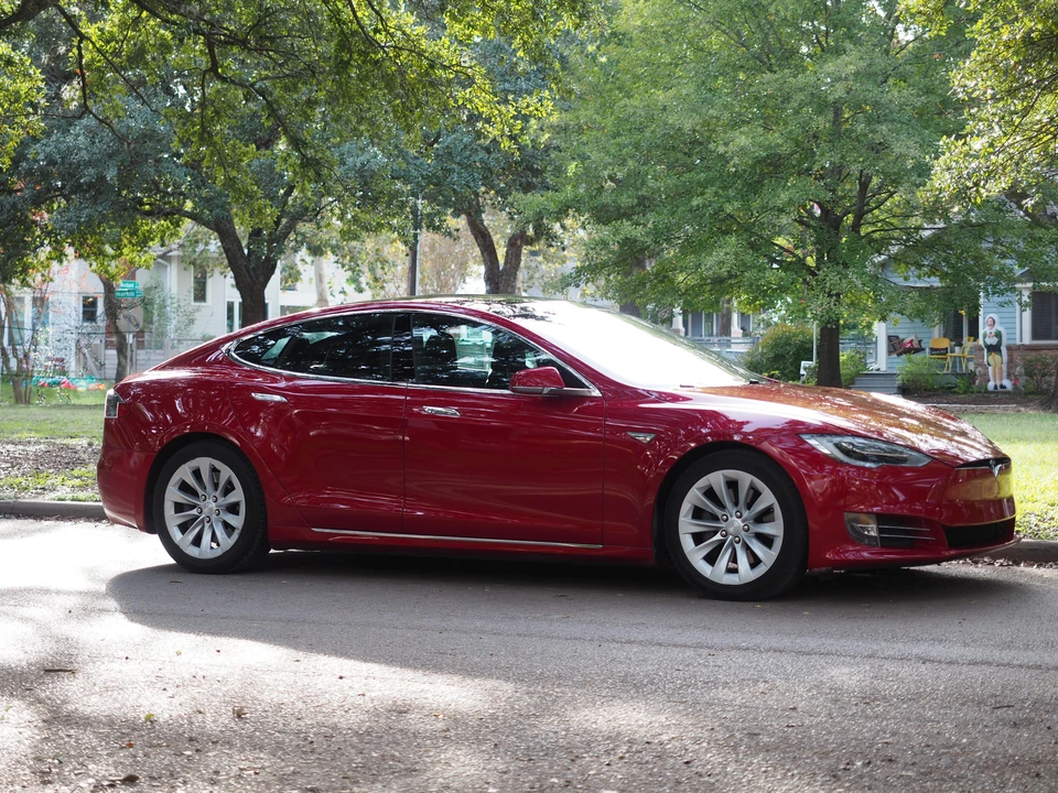 2016 Tesla Model S - Image 29 of 31