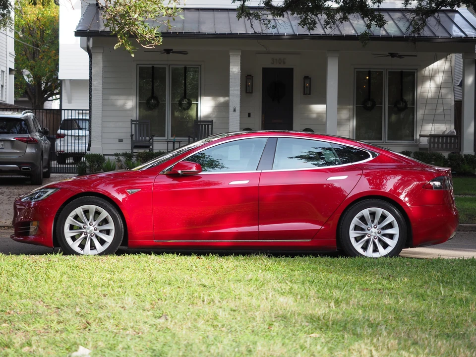 2016 Tesla Model S - Image 15 of 31