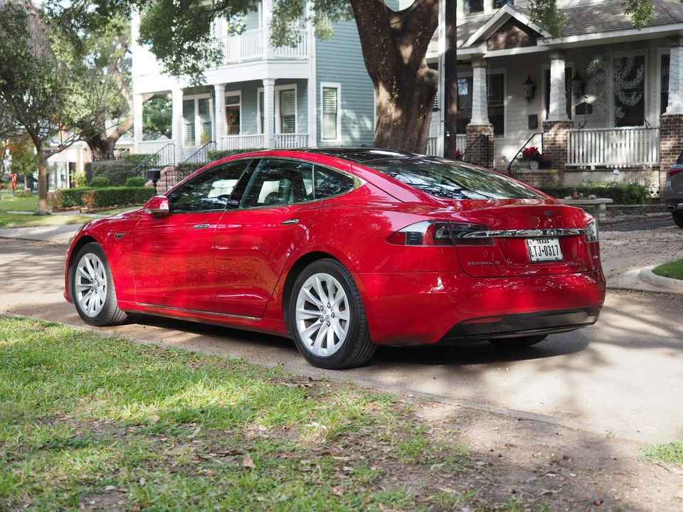 2016 Tesla Model S - Image 17 of 31