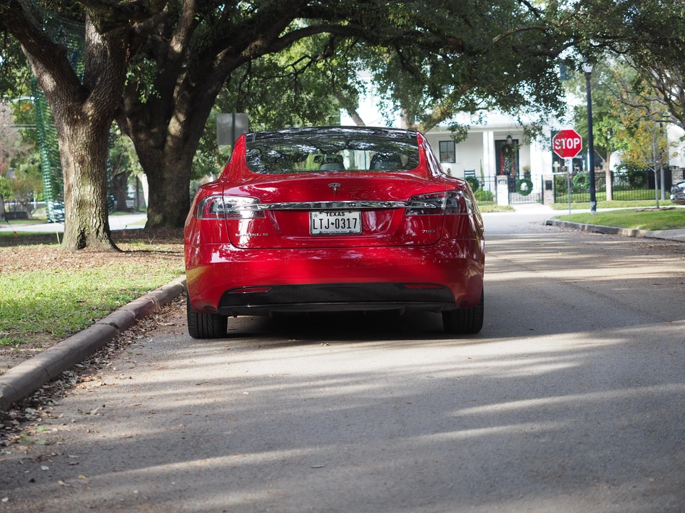 2016 Tesla Model S - Image 19 of 31