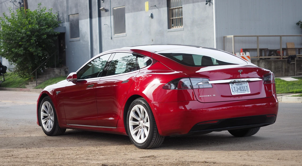 2016 Tesla Model S - Image 16 of 31