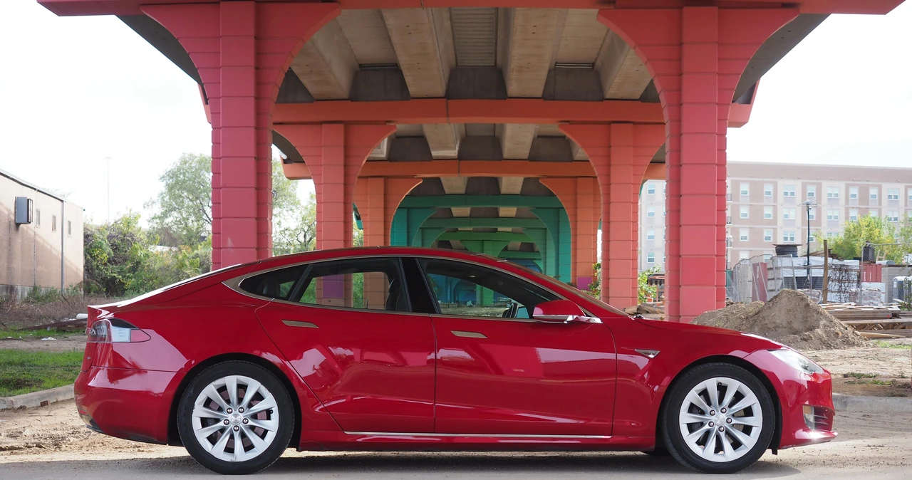 2016 Tesla Model S - Image 26 of 31