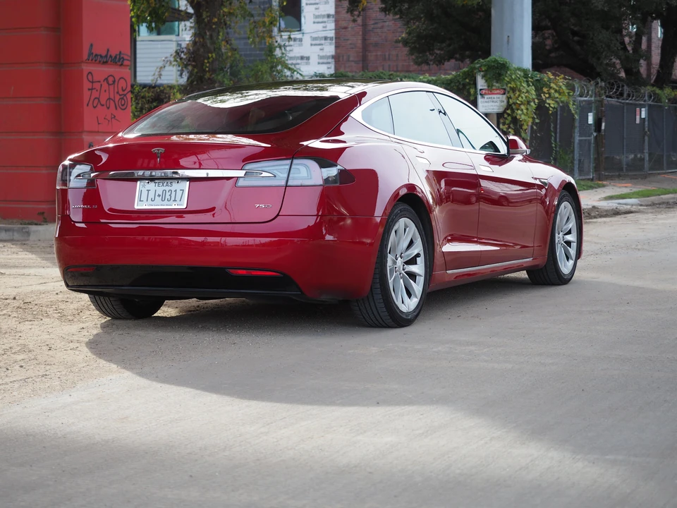 2016 Tesla Model S - Image 22 of 31