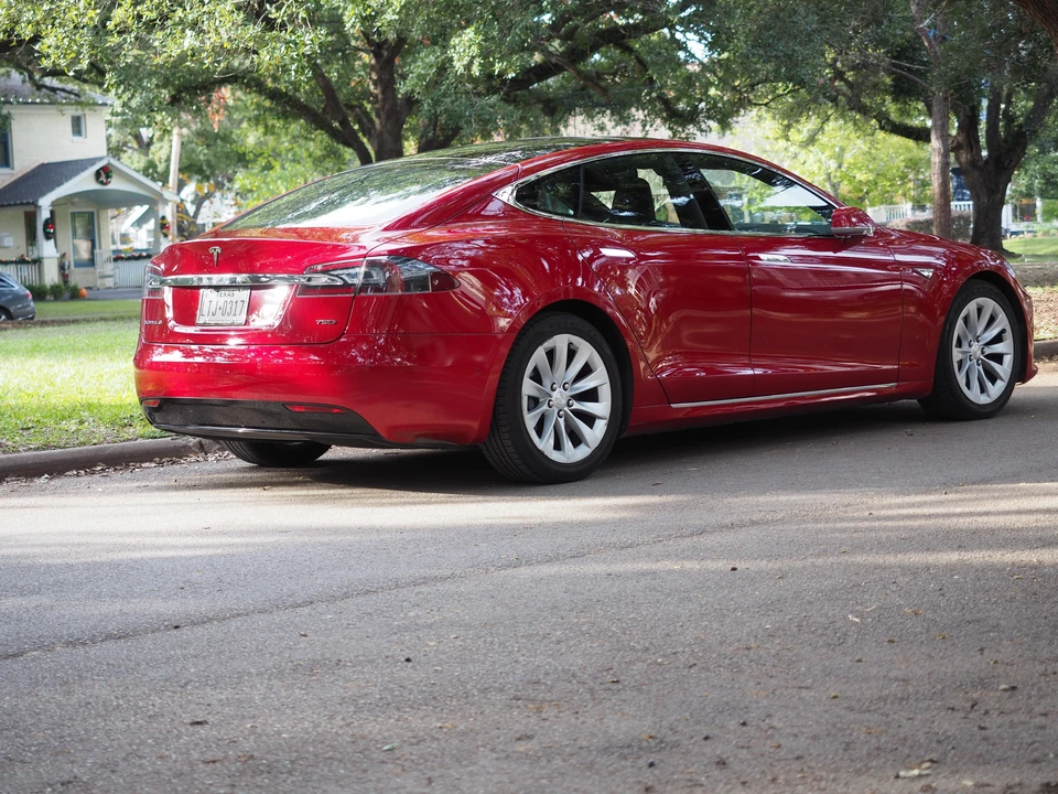 2016 Tesla Model S - Image 24 of 31