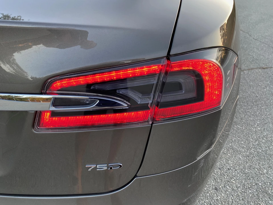2016 Tesla Model S - Image 13 of 31
