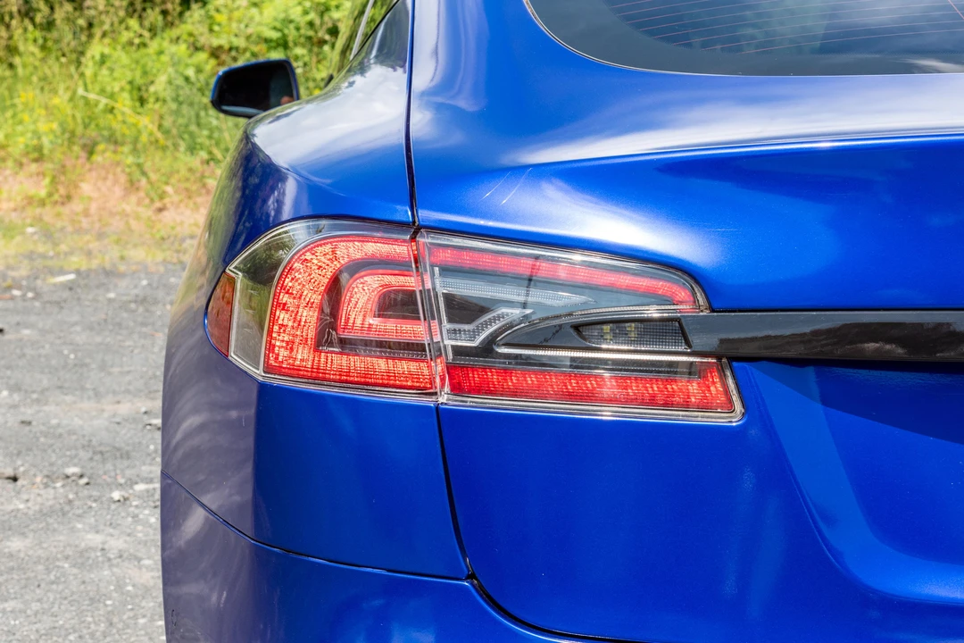 2016 Tesla Model S - Image 21 of 31