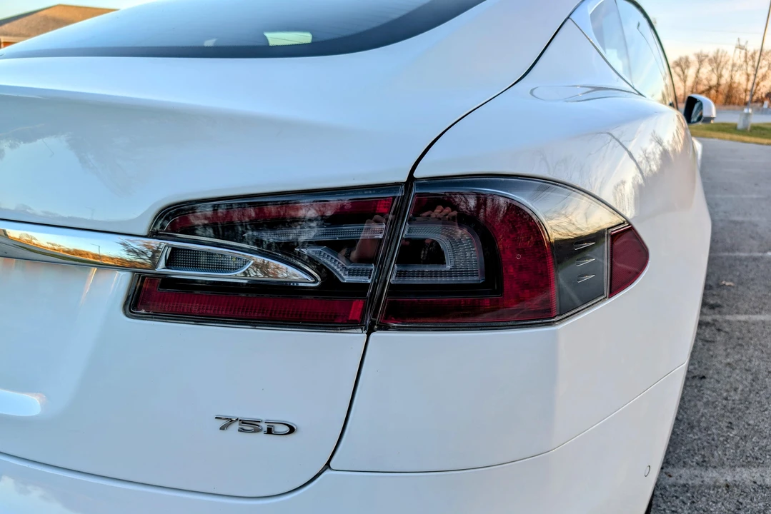 2016 Tesla Model S - Image 16 of 31