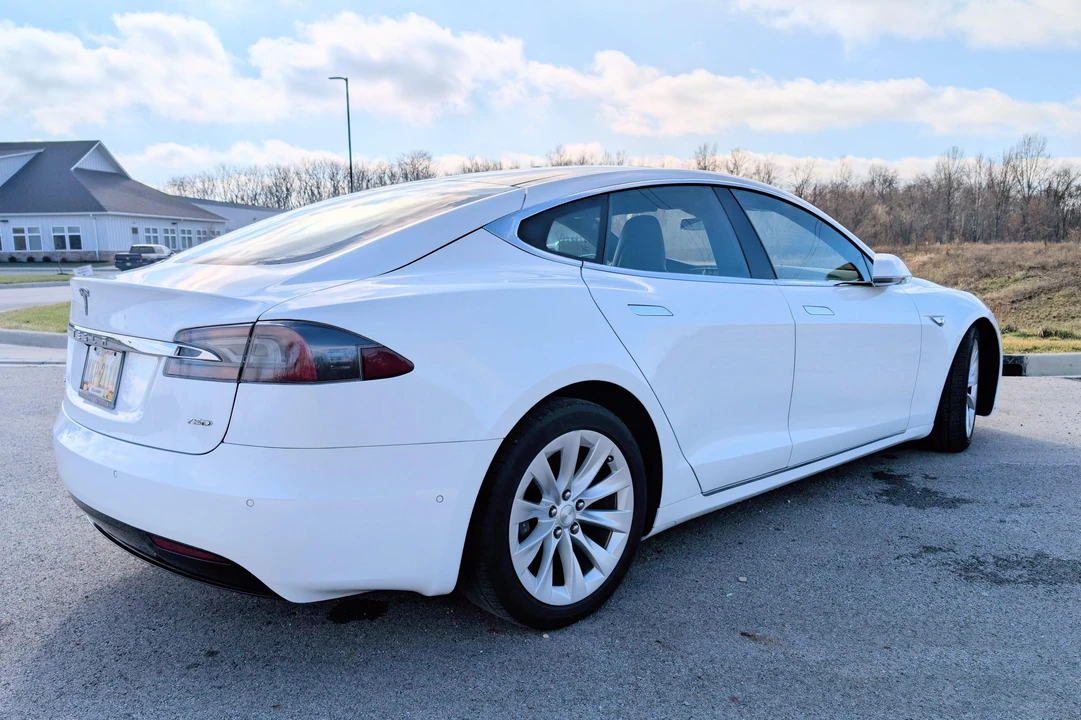2016 Tesla Model S - Image 7 of 31