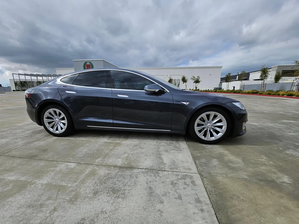 2016 Tesla Model S - Image 21 of 31