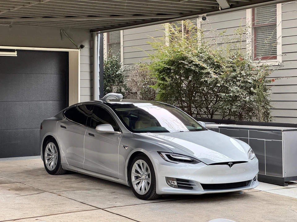 2016 Tesla Model S - Image 17 of 31