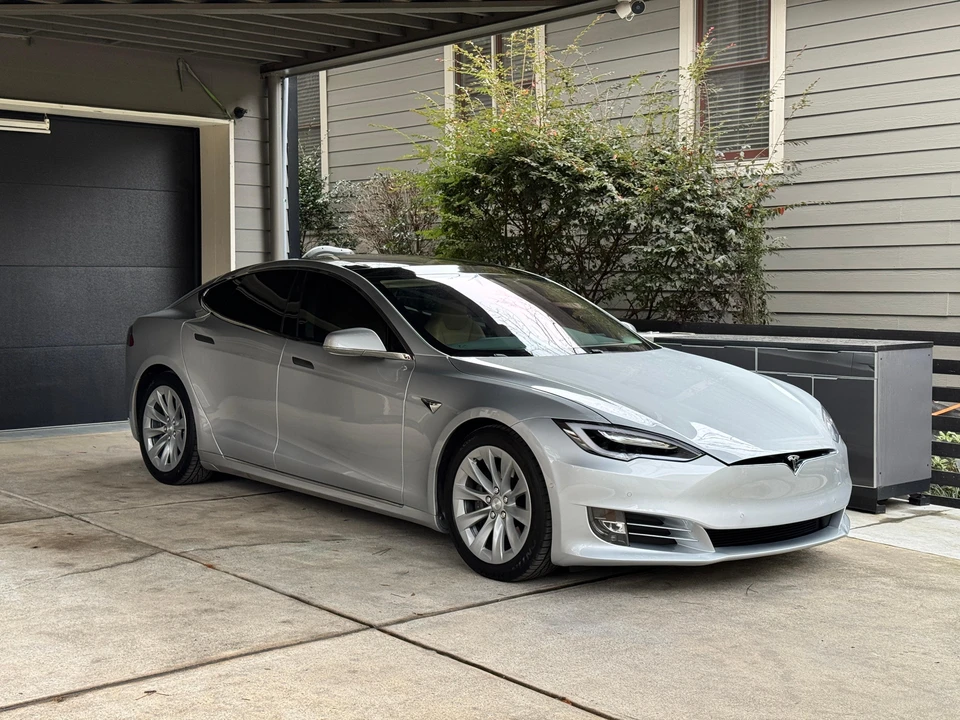 2016 Tesla Model S - Image 16 of 31
