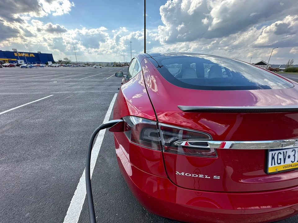 2016 Tesla Model S - Image 24 of 31