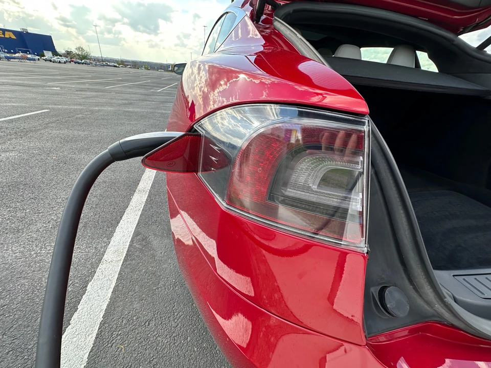 2016 Tesla Model S - Image 25 of 31