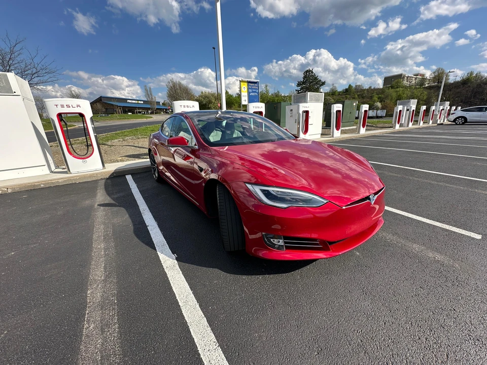 2016 Tesla Model S - Image 13 of 31