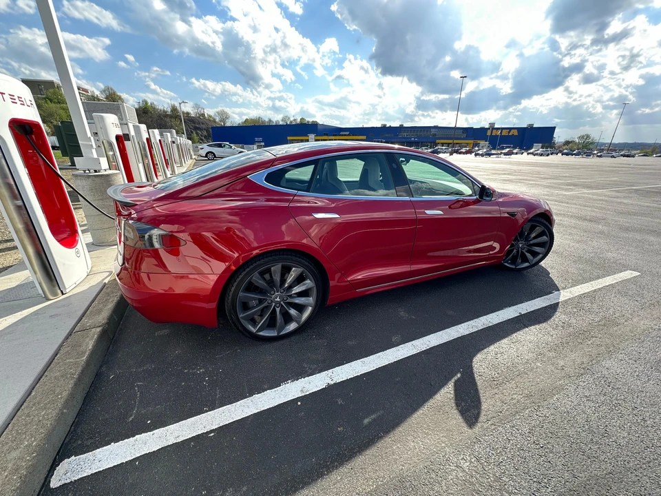 2016 Tesla Model S - Image 11 of 31