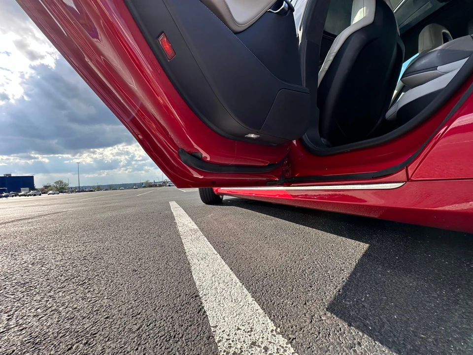 2016 Tesla Model S - Image 19 of 31
