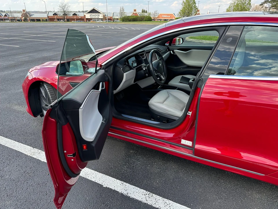 2016 Tesla Model S - Image 18 of 31