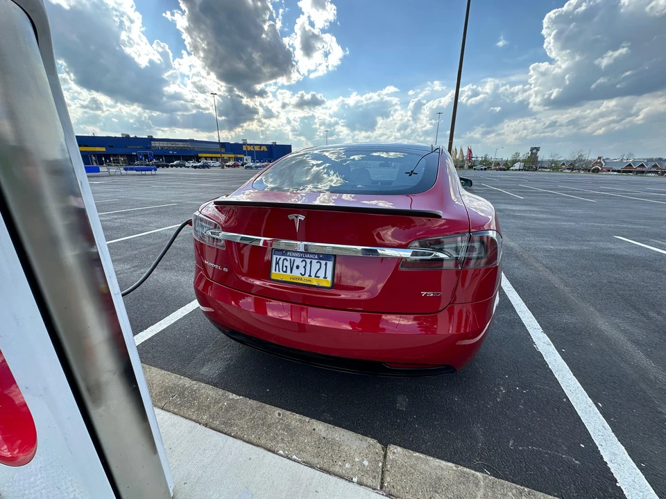2016 Tesla Model S - Image 9 of 31