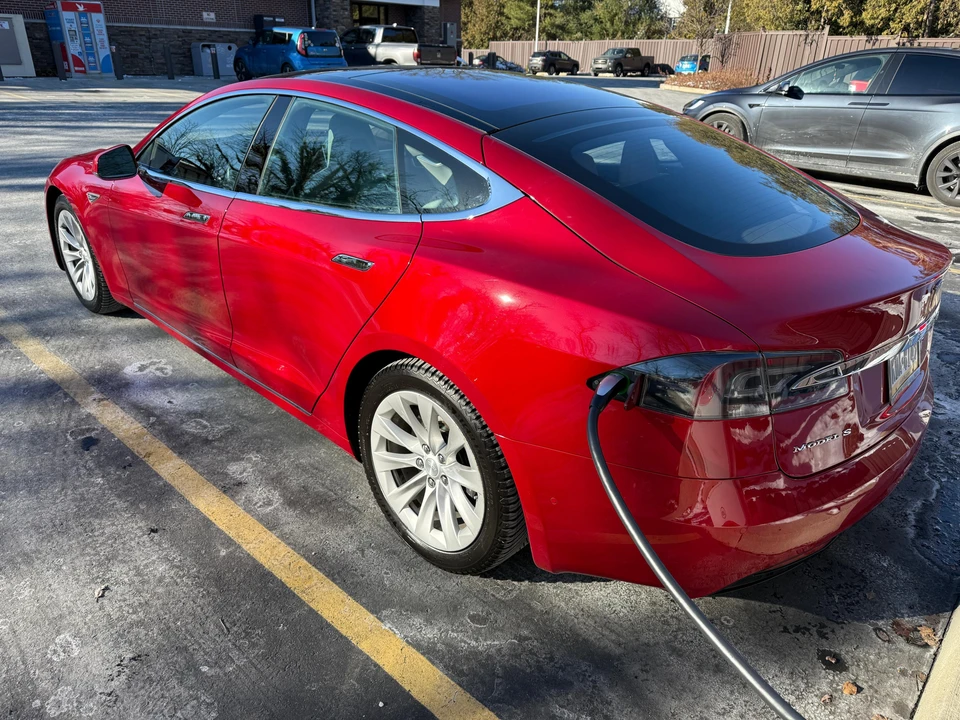 2016 Tesla Model S - Image 9 of 31