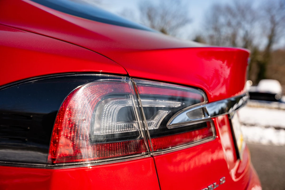 2016 Tesla Model S - Image 23 of 31