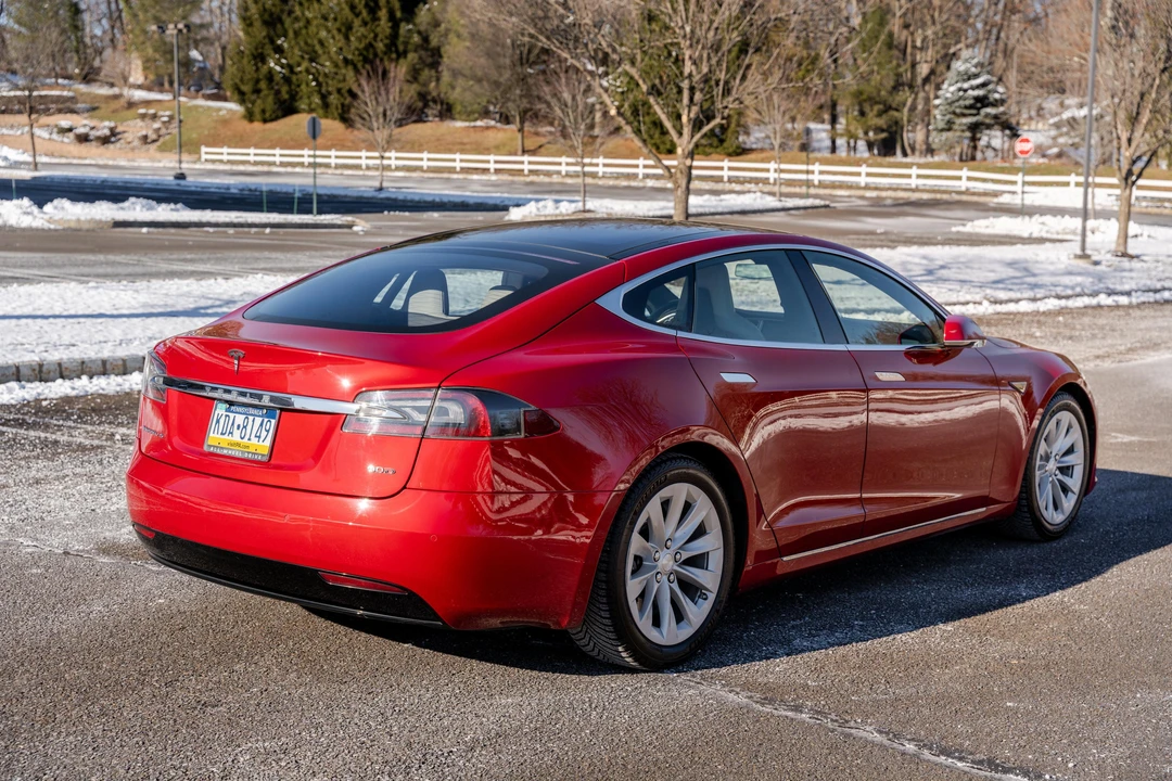 2016 Tesla Model S - Image 10 of 31