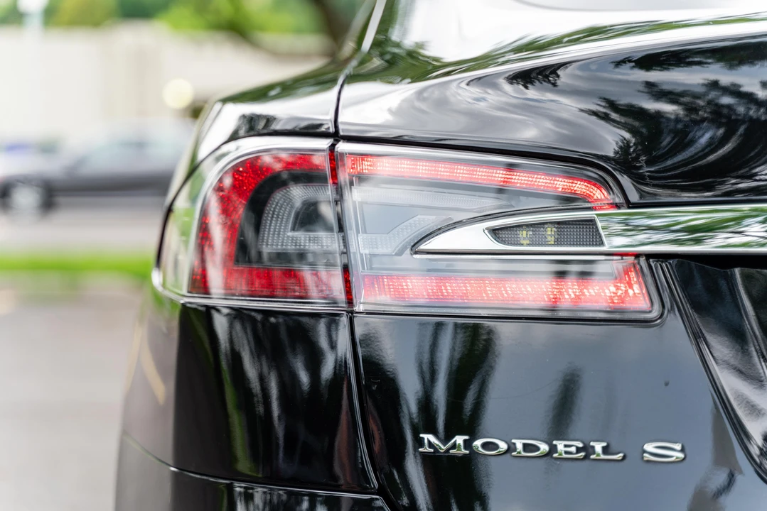 2016 Tesla Model S - Image 29 of 31