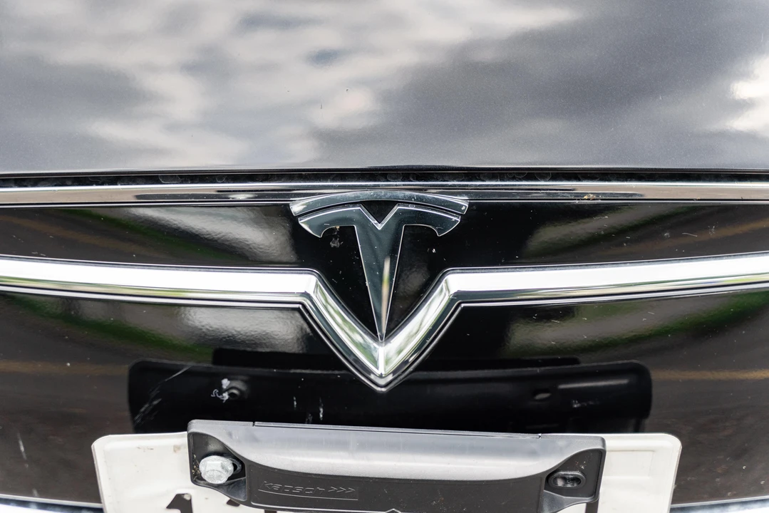 2016 Tesla Model S - Image 15 of 31