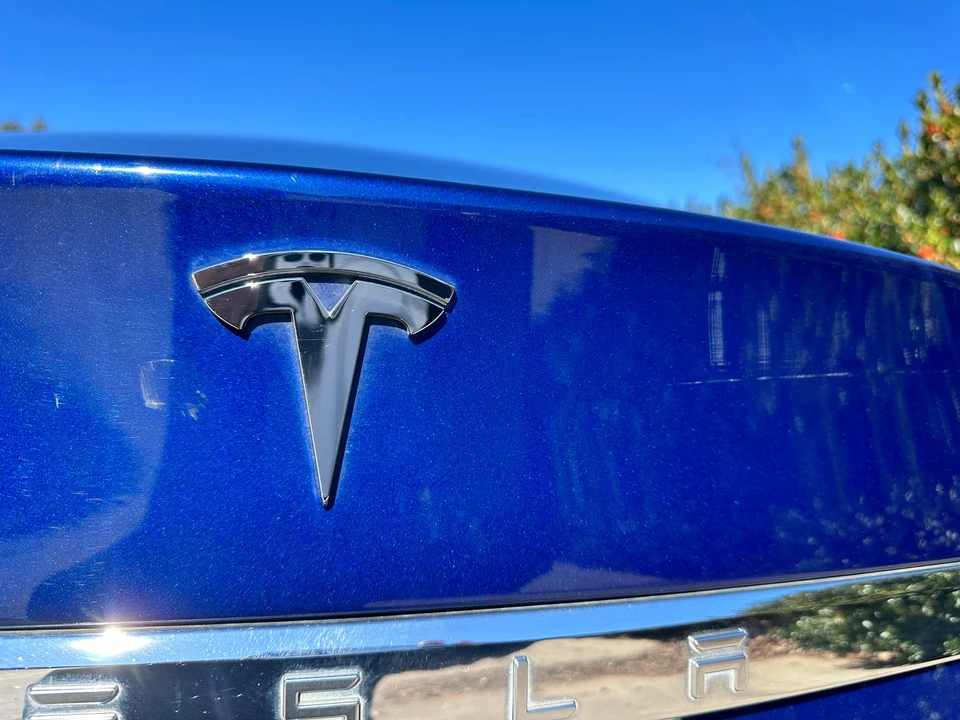 2016 Tesla Model S - Image 14 of 31