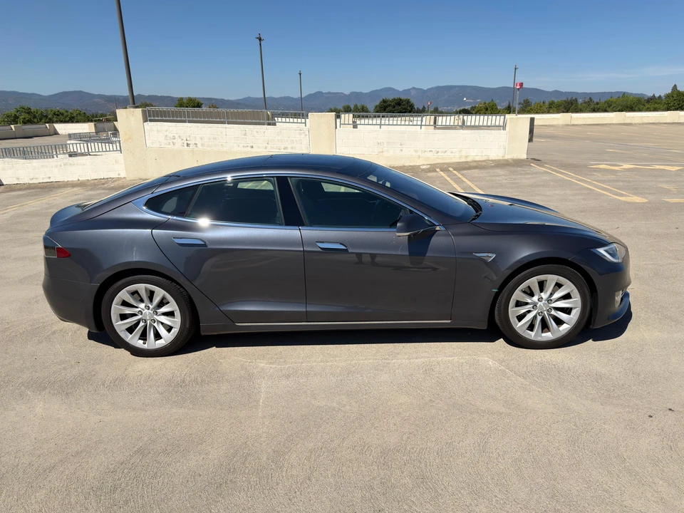 2016 Tesla Model S - Image 17 of 31