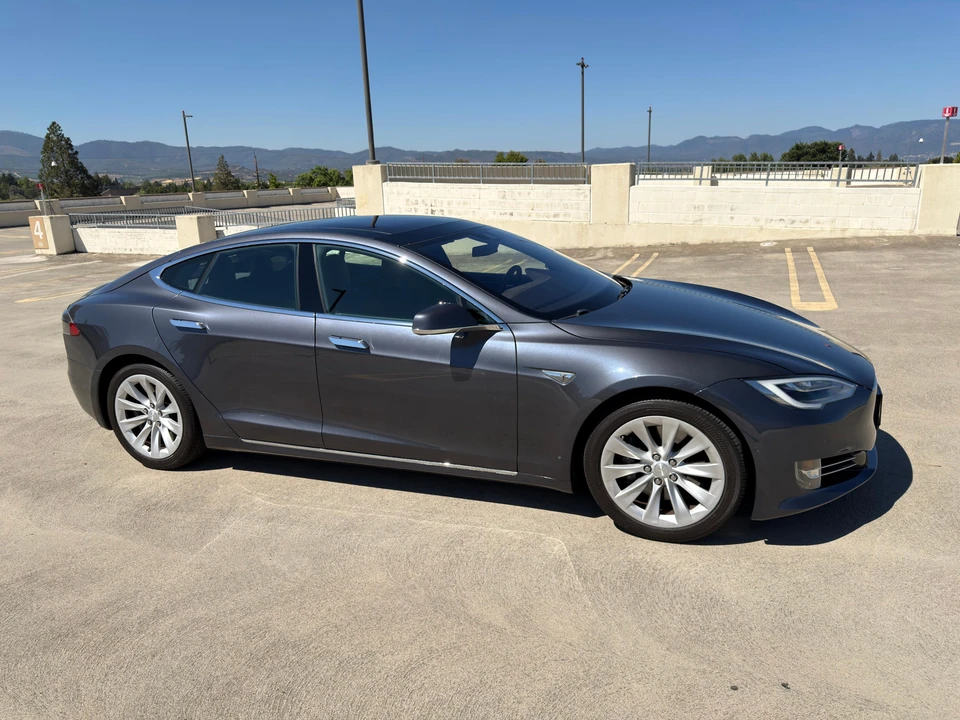 2016 Tesla Model S - Image 18 of 31