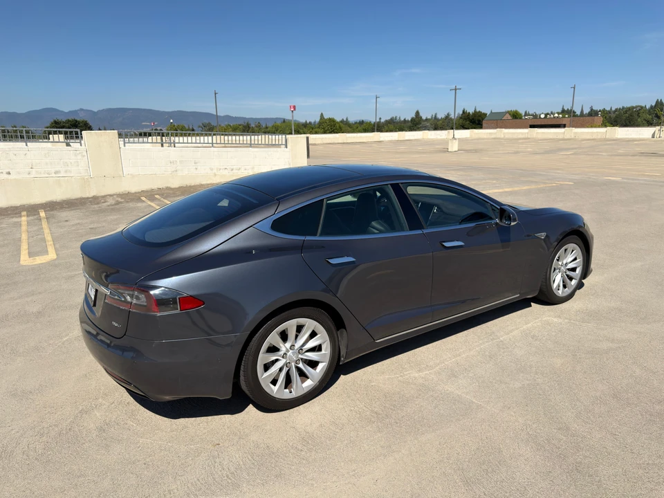 2016 Tesla Model S - Image 15 of 31