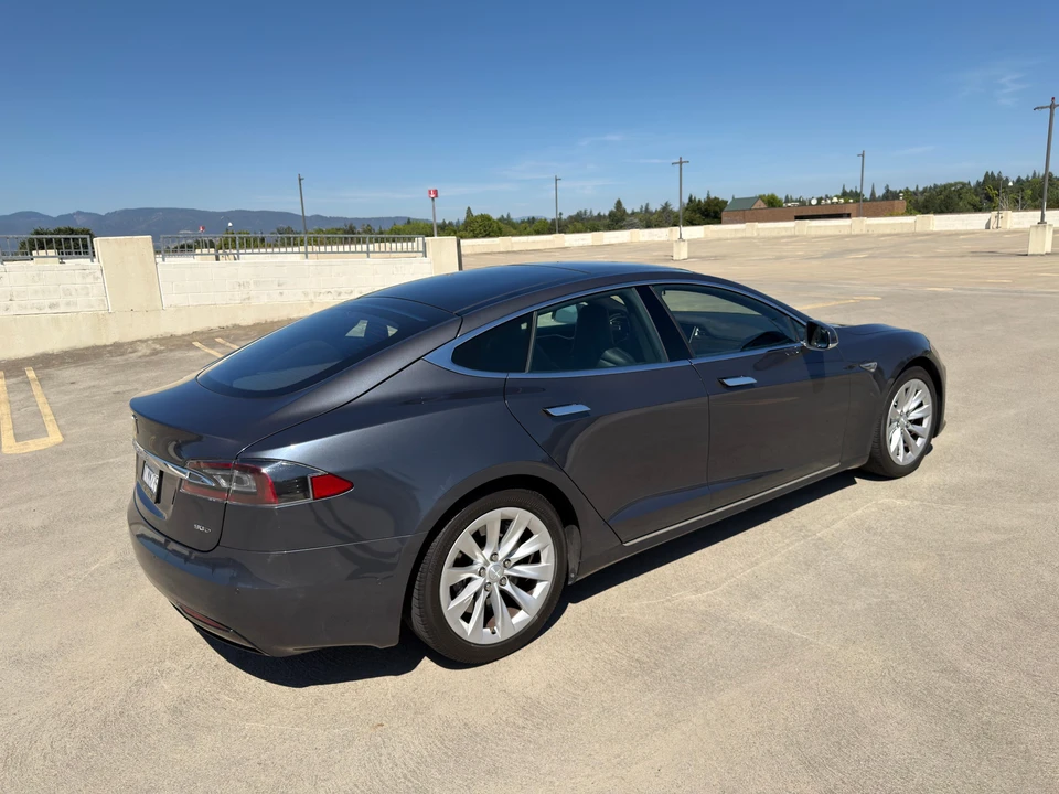 2016 Tesla Model S - Image 16 of 31
